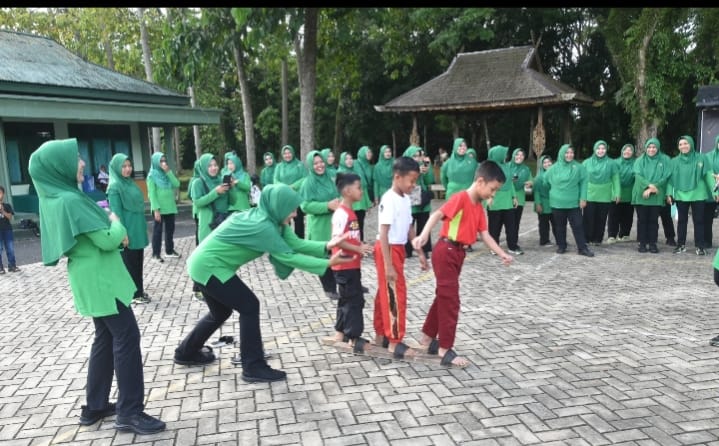 Persit KCK Dim 1002 Hidupkan Permainan Tradisional Jelang HUT ke 80