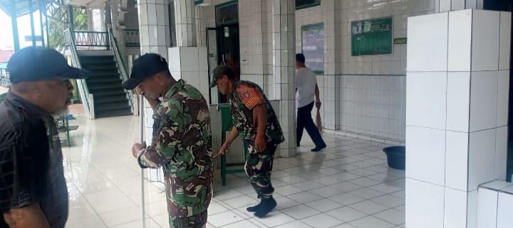 Pererat Sinergi TNI dan Pemerintah Daerah, Koramil 1002-06/Barabai Laksanakan Karya Bakti Masjid
