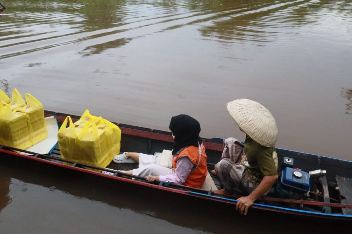 Lewat Jalur Sungai, Rumah Zakat Salurkan 130 Paket Berbagi Buka Puasa di Sungai Lumbah