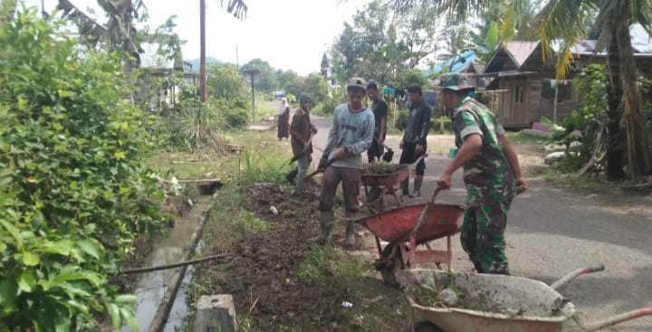 Ciptakan Lingkungan Bersih, Babinsa dan Warga Mangunang Seberang Gelar Kerja Bakti