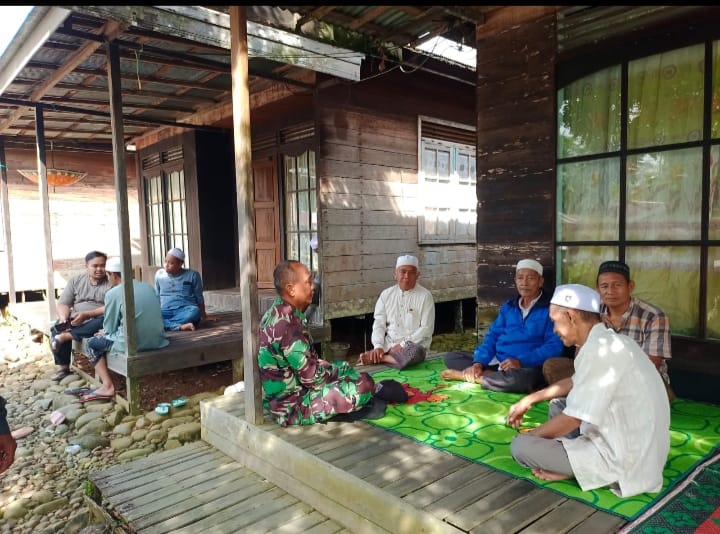 Pererat Silaturahmi Ramadan, Babinsa Barabai Selatan Aktif Laksanakan Komsos