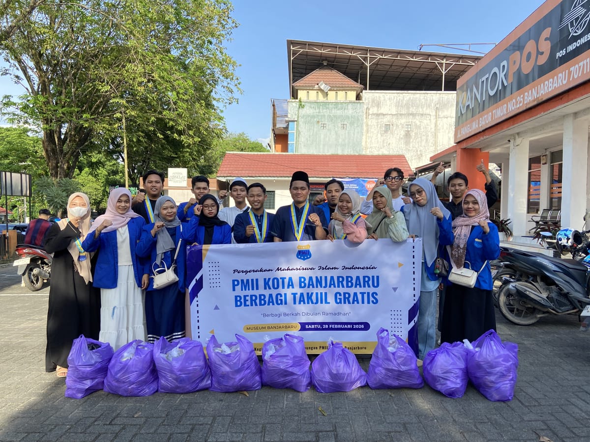 Tebar Berkah Ramadhan, PMII Banjarbaru Bagikan Ratusan Takjil di Simpang 4 Lampu Merah Panglima Batur Banjarbaru
