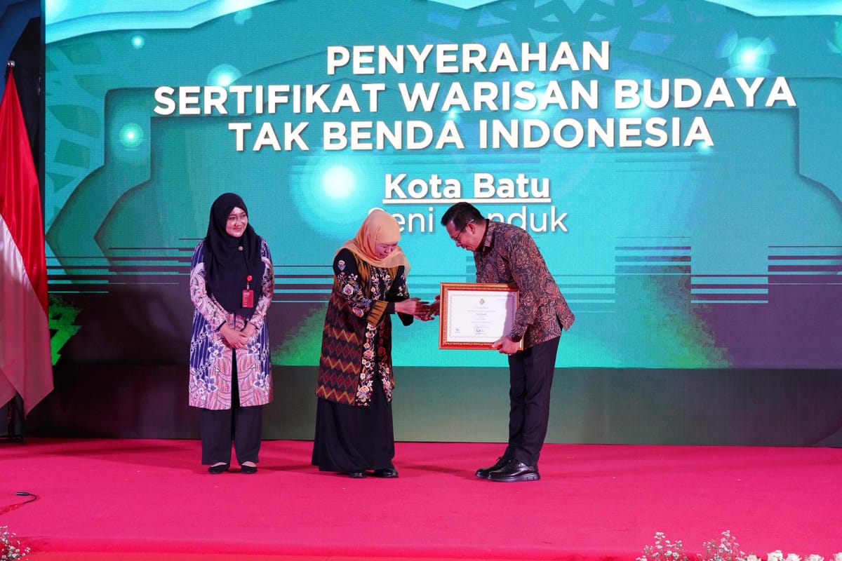 Tonggak Sejarah Budaya! Seni Sanduk Kota Batu Diakui Negara, Nurochman Terima Sertifikat WBTb