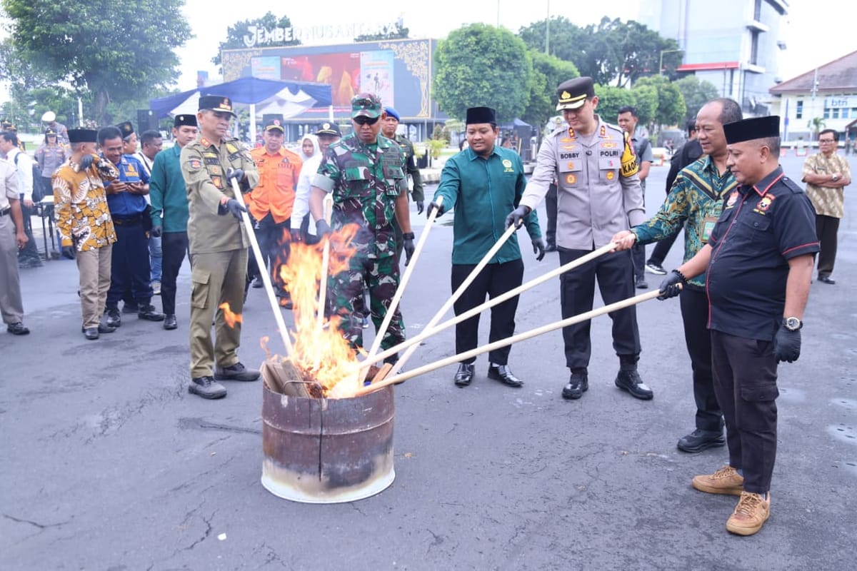 Forkopimda Jember Musnahkan Ribuan Barang Bukti Kejahatan