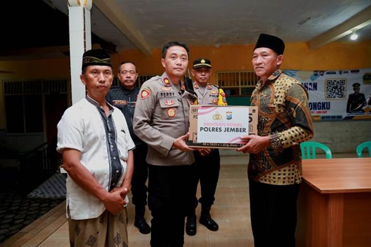 Wakapolres Jember Salurkan Bantuan Sembako untuk Warga Terdampak Banjir Desa Pakis