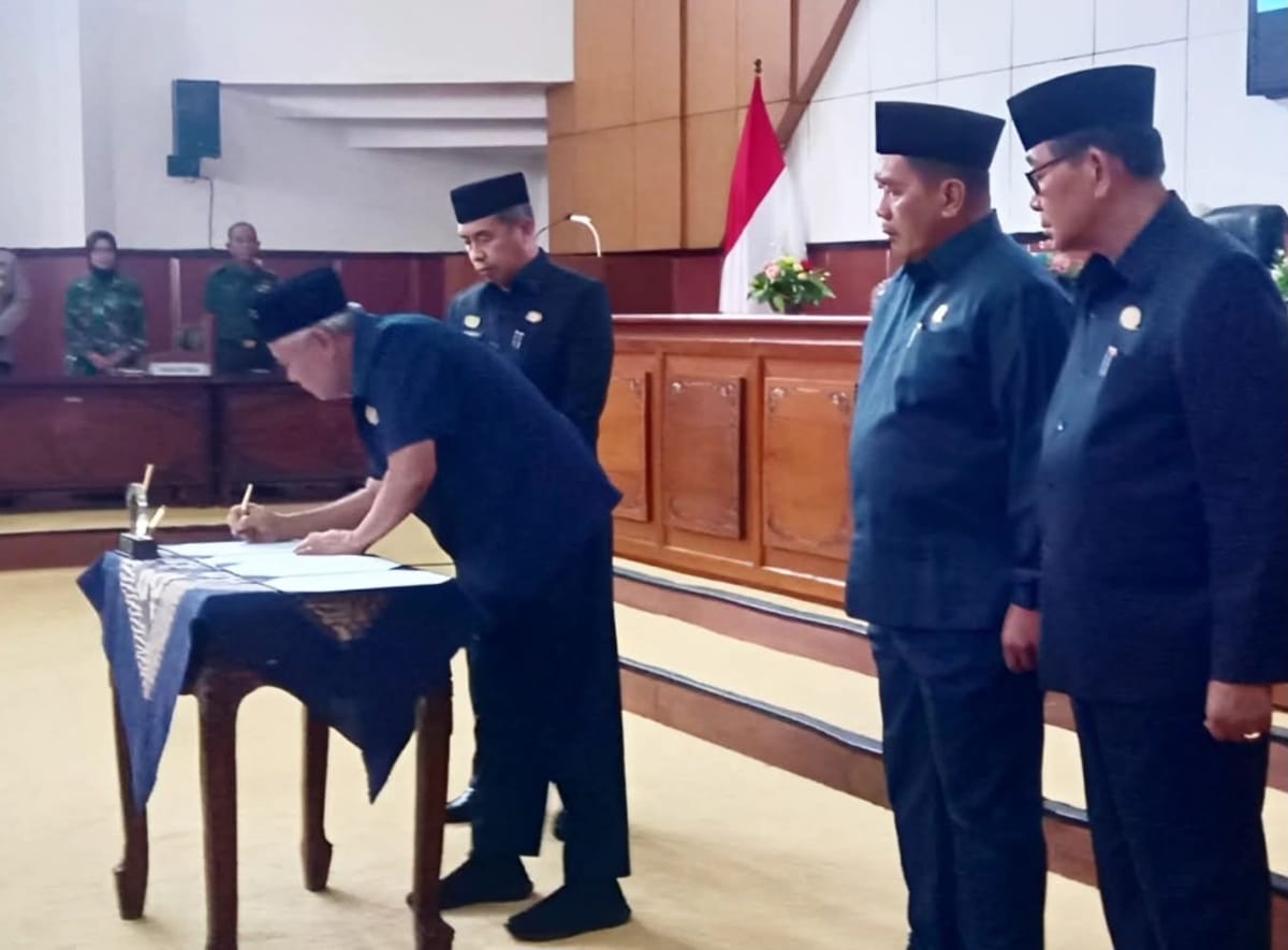DPRD  Madiun Syahkan Dua Raperda Menjadi Perda