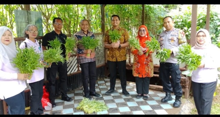 Polsek Makasar Aktif Dukung Ketahanan Pangan Bergizi, Panen Sayuran Bersama Warga