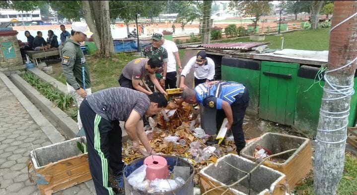 Tindaklanjuti Arahan Presiden RI, Kapolres Kuansing Bersama Forkopimda Gelar Gotong Royong di Kota Taluk Kuantan