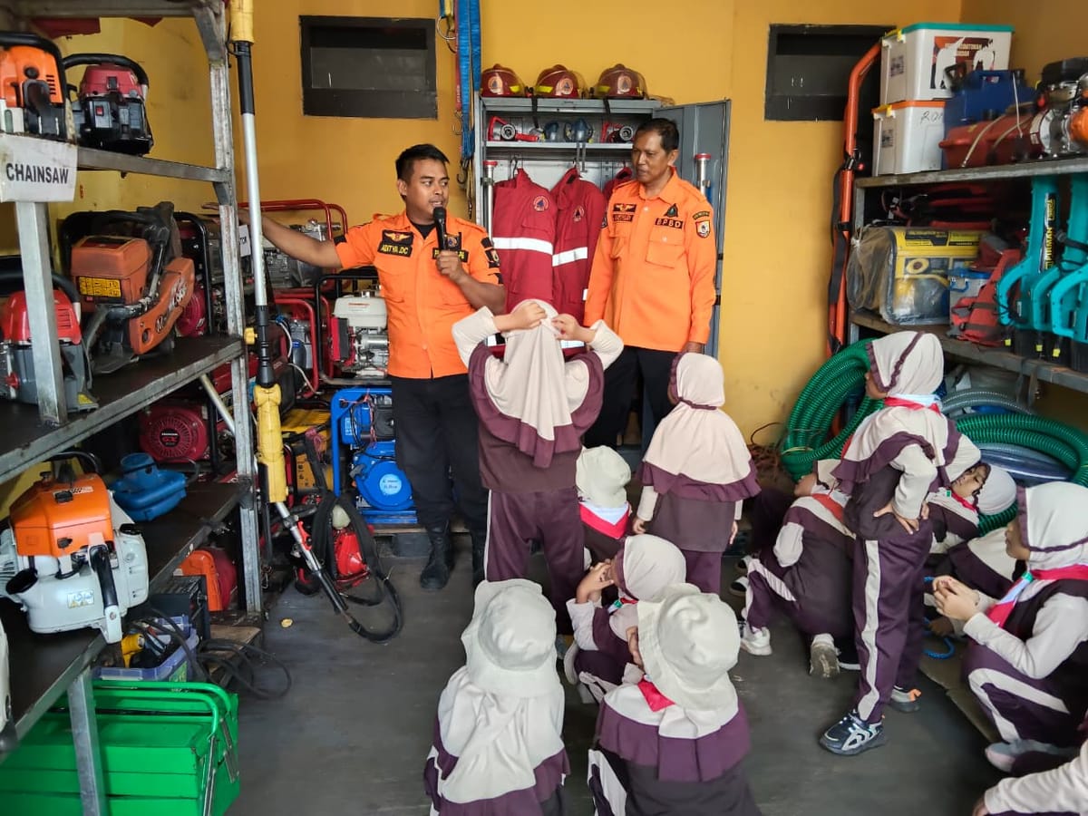Belajar Siaga Bencana Sejak Dini, Siswa TK Islam ​Terpadu Ar-Roudhoh Kunjungi BPBD Jember