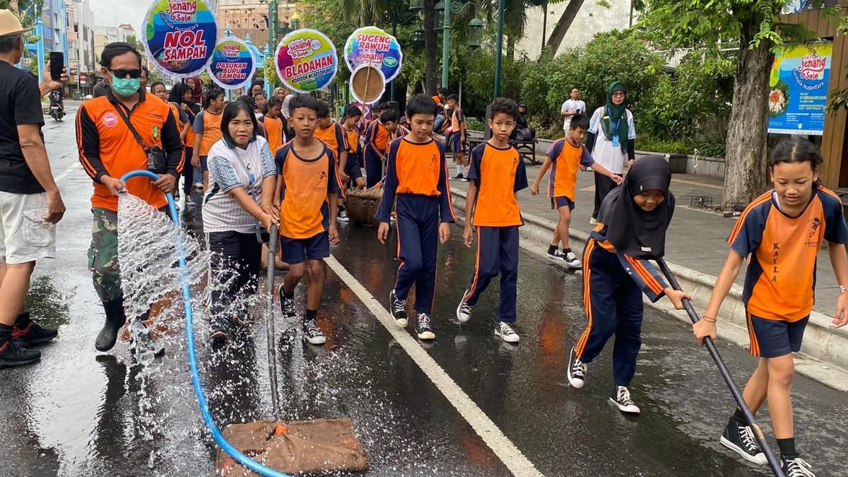 Aksi Unik Siswa SD Bersihkan Koridor Budaya, Jelang Hari Jadi Kota Solo