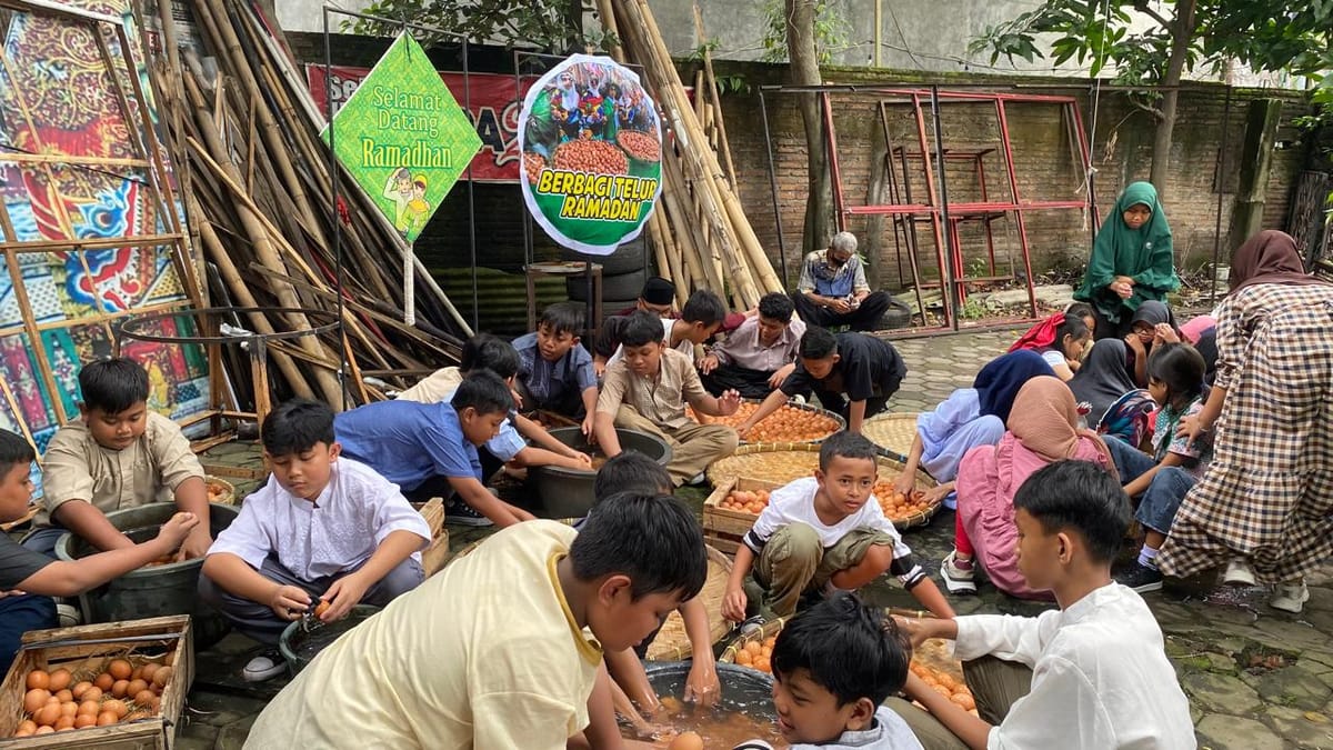 Aksi Cuci , Awali Kegiatan Berbagi 5.000 Telur Sambut Ramadhon