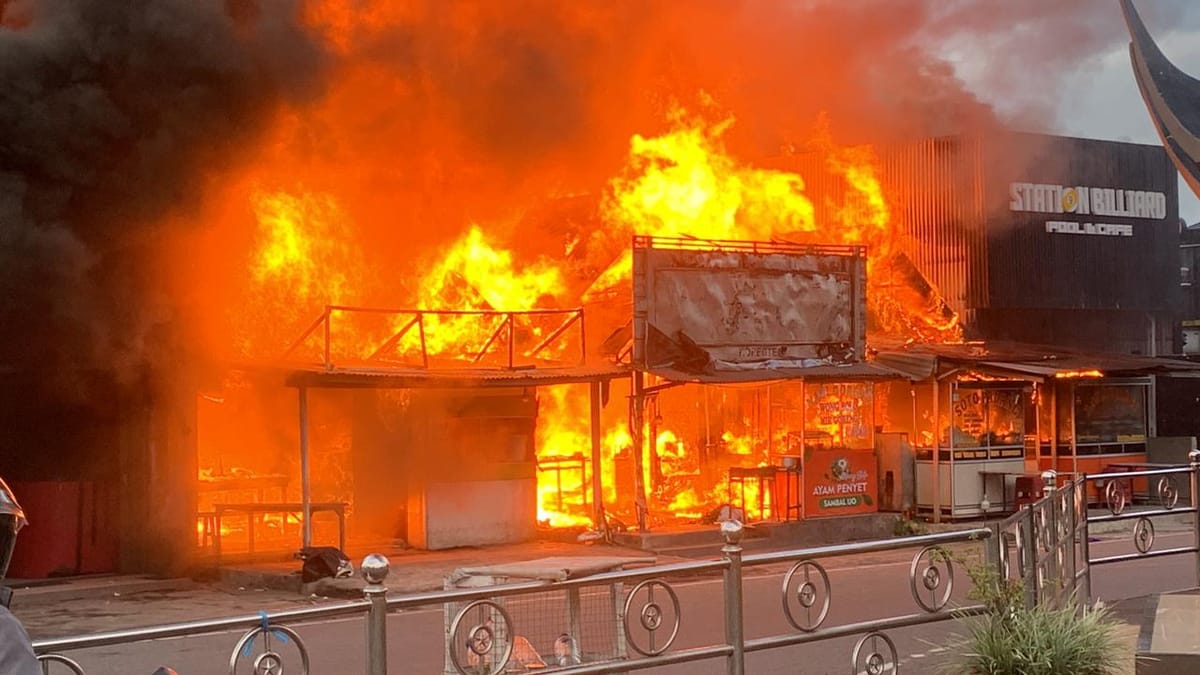 Api Melalap Deretan Warung di Simpang Tugu Polwan Bukittinggi, Kerugian Capai Ratusan Juta