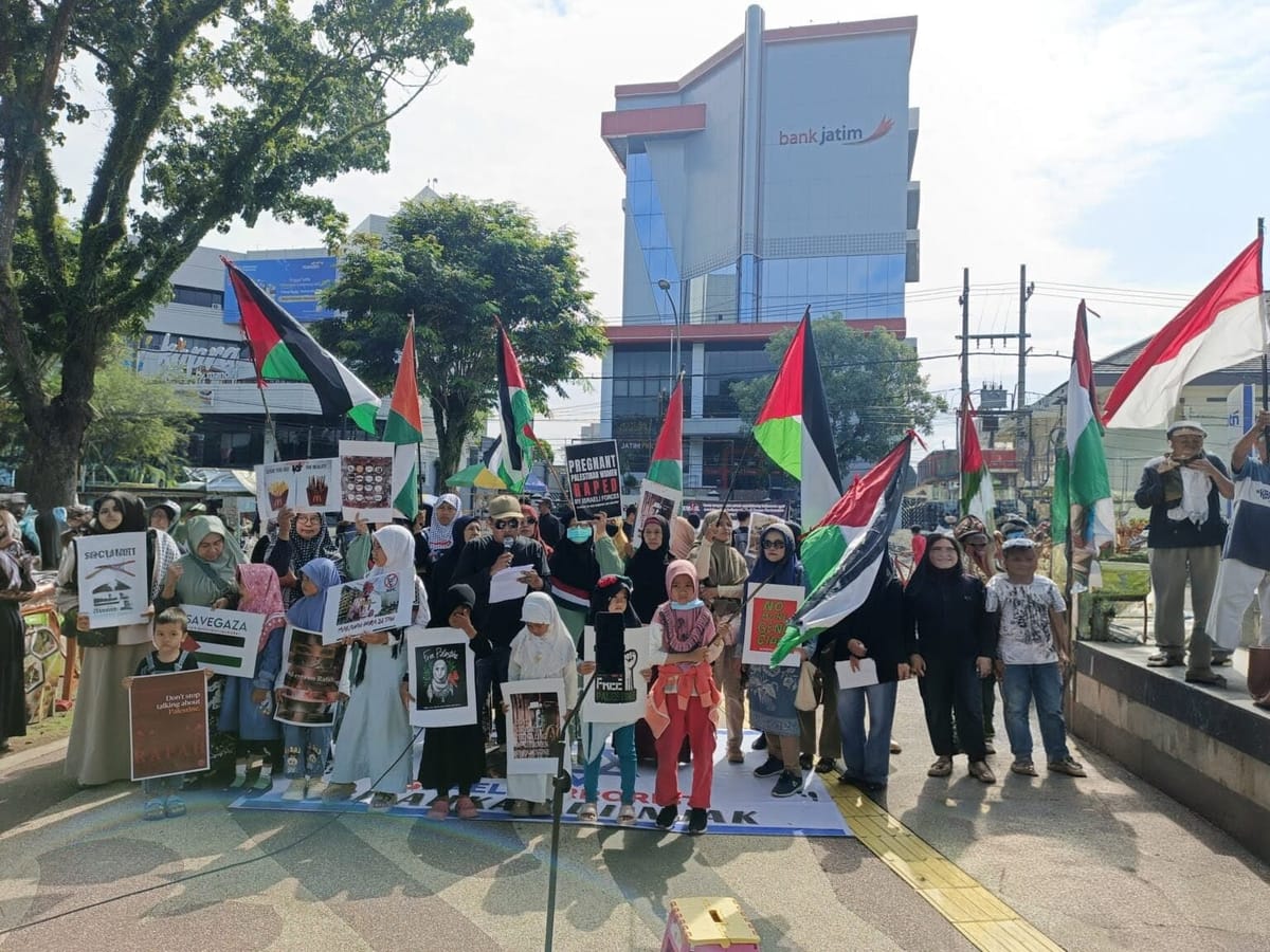 ​Komite Umat Islam Anti Amerika dan Israel Aksi Damai di Car Free Day Jember