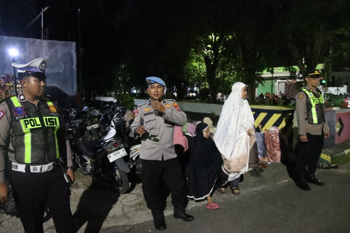 Polres Sumenep Amankan Sholat Tarawih dan Pembagian Zakat Mal Said Abdullah