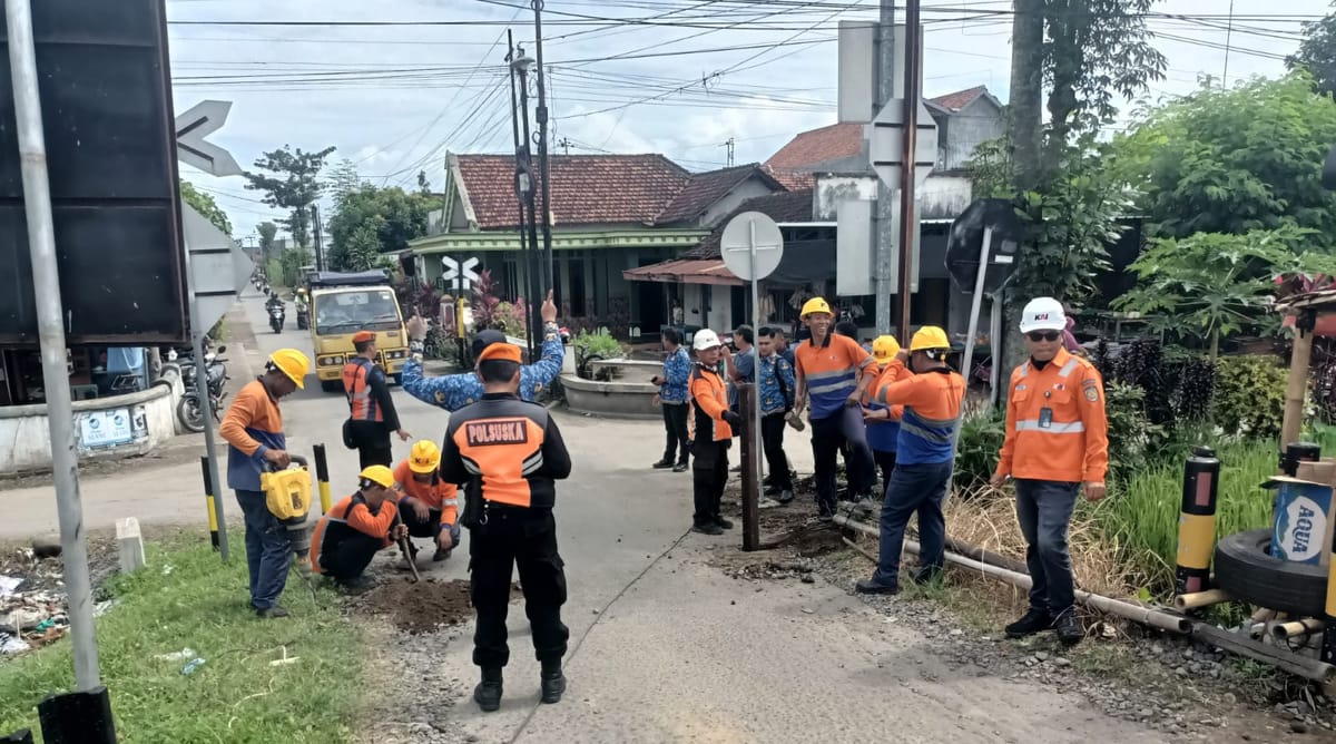 Jelang Angkutan Lebaran 2026, KAI Daop 7 Madiun Tertibkan Perlintasan Sebidang Rawan di Tulungagung