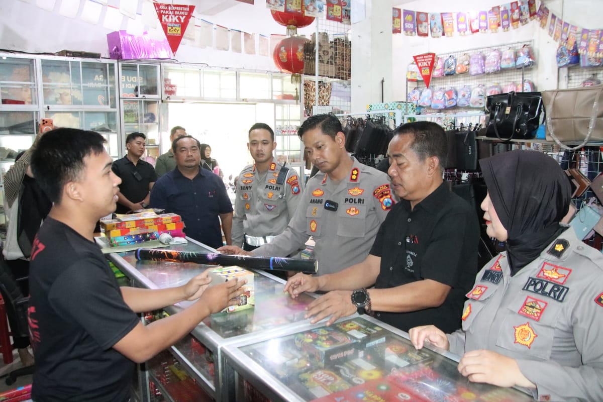 Hari Pertama Bulan Puasa Polres Sumenep Sidak Petasan di Toko Penjual Kembang Api