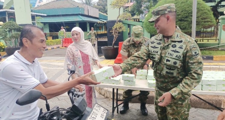 Momen Berbagi Takjil Sarana Mempererat Silaturahmi antar Prajurit dengan Rakyat