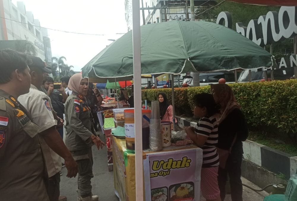Pedagang Kaki Lima Takjil Picu Kemacetan Lalu Lintas, Satpol PP Pekanbaru lakukan Penertiban