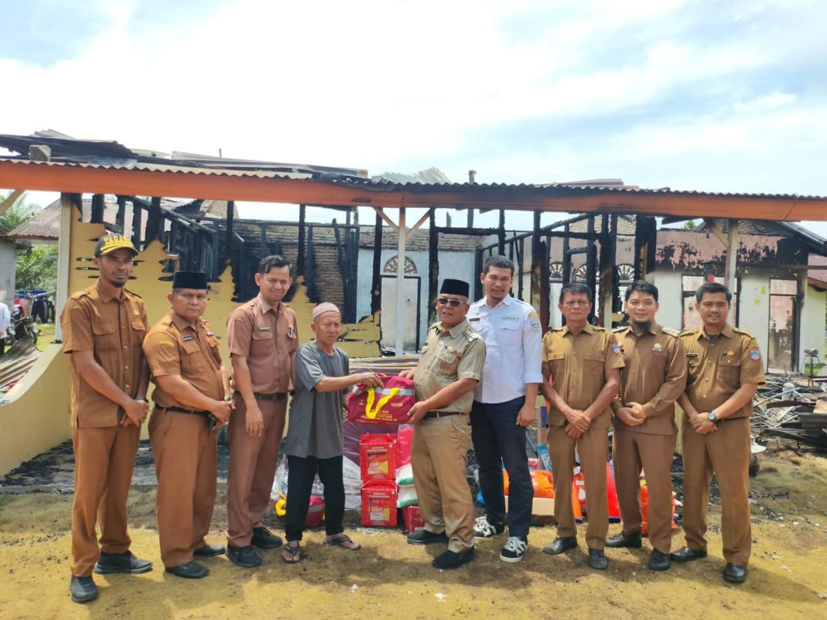 Bupati Pasaman Barat Serahkan Bantuan kepada Korban Kebakaran di Batang Toman