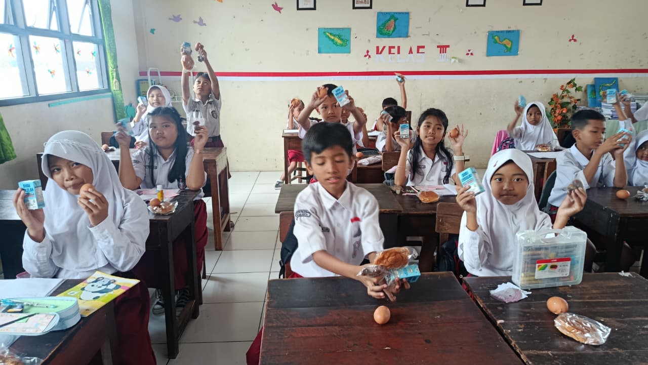 Hari Pertama Masuk Sekolah Setelah Libur Puasa Di Kota Solo, MBG Berupa Makanan Kering