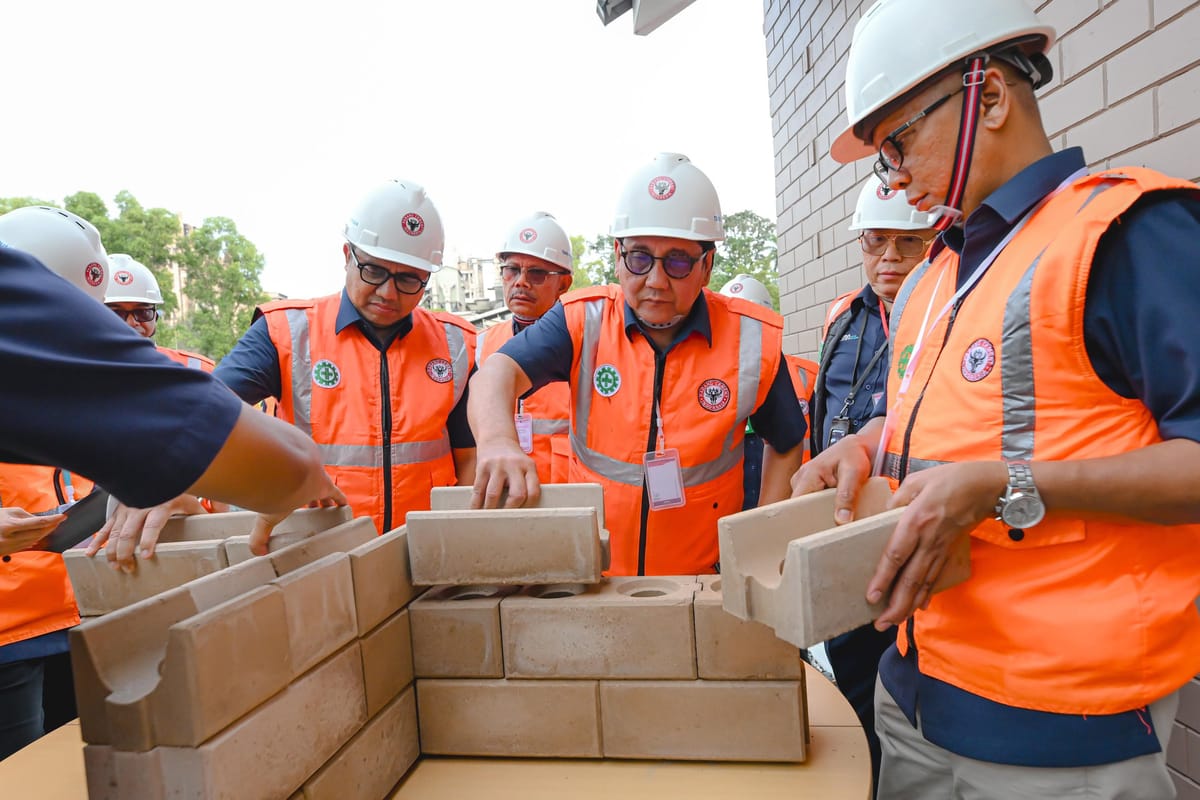 Semen Indonesia Kirim 36.000 Bata Interlock Dukung Bangun Kampung Talang, Pauh, Padang