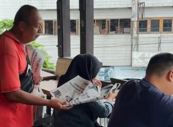 Penjual Koran Di Solo, Targetkan Khatam Al'quran 3 kali Di Bulan Ramadhan