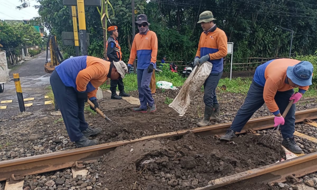 KAI Daop 7 Madiun Tutup Perlintasan Sebidang Berisiko Tinggi di Sanankulon Blitar
