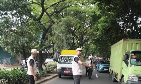 Tim Maung ASRI Melakukan Pemangkasan Pohon Dan Sterilisasi TPS