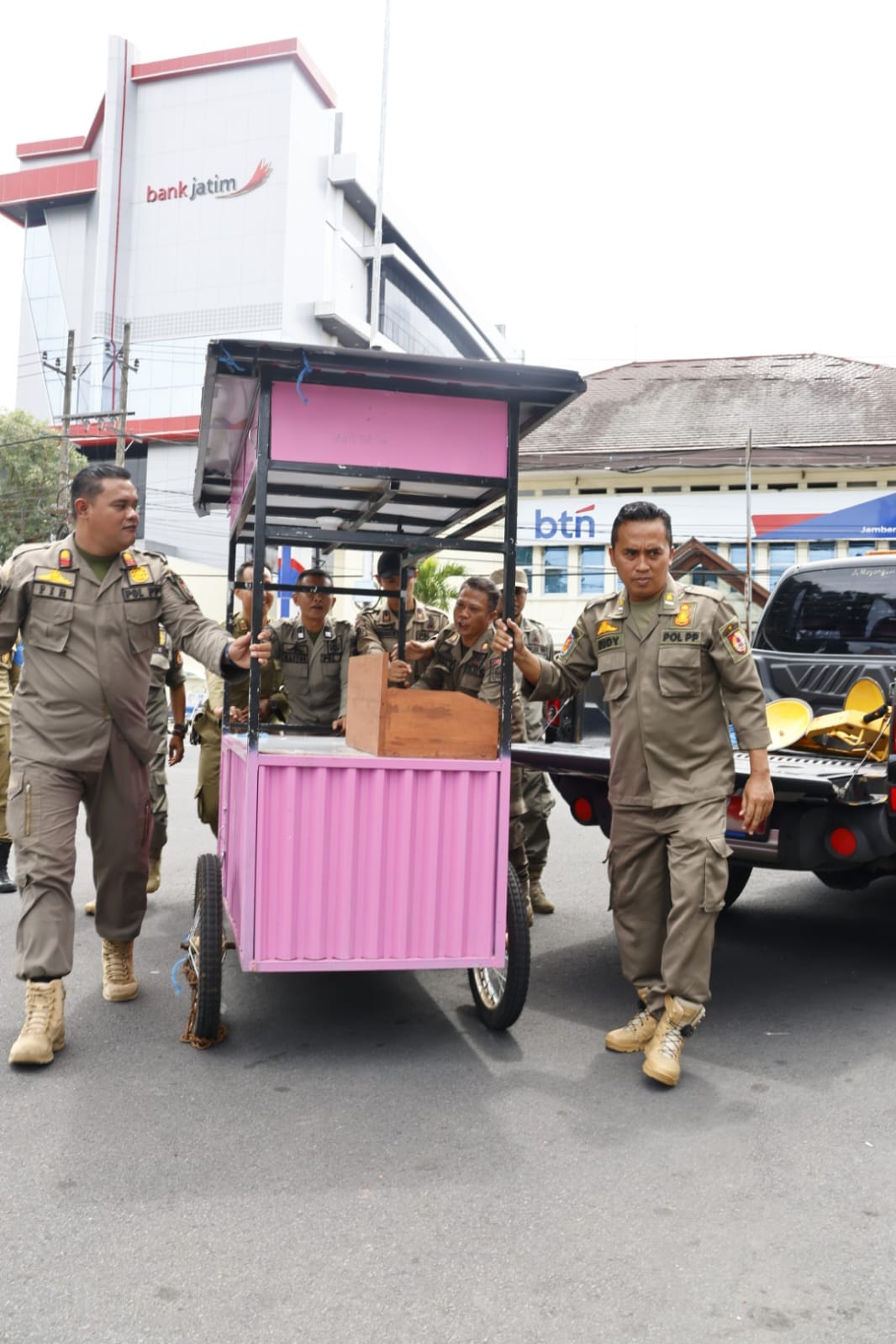 Satgas Infrastruktur dan Tata Ruang Amankan Rombong Terlantar di Area Pintu Masuk Pemkab Jember