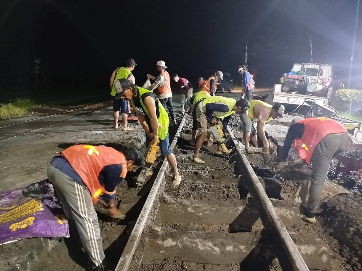 Demi Keamanan dan Keselamatan, PT KAI Daop 7 Madiun Perbaiki Geometri di Perlintasan Sebidang