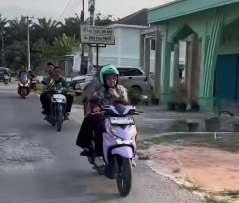 Safari Ramadhan Jalur  Sulit, Bupati Afni Gunakan Sepeda Motor Salurkan Bantuan Untuk Mustahik