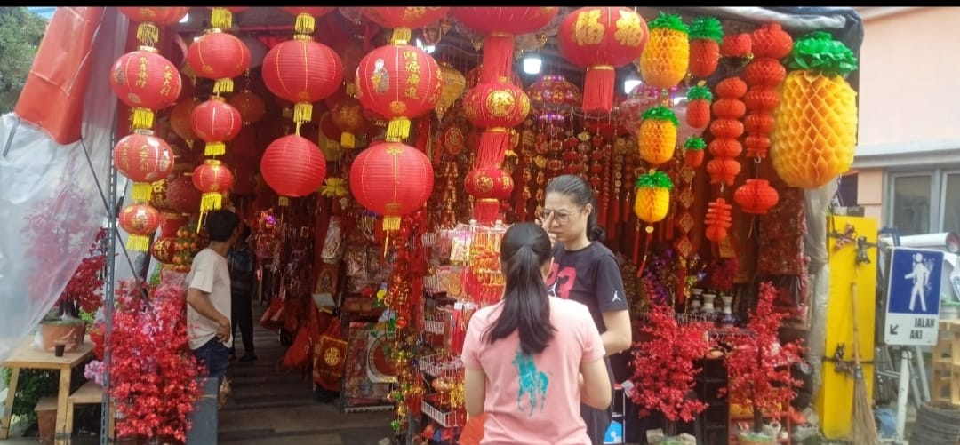 Menyambut Imlek Kawasan China Town Glodok Jakarta Barat dihiasi dengan Lampion Warna Merah bernuansa Emas