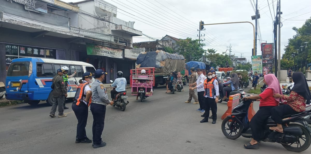 Rekayasa Lalu Lintas di Rambipuji, Pemasangan Barikade Dishub Demi Kurangi Kemacetan