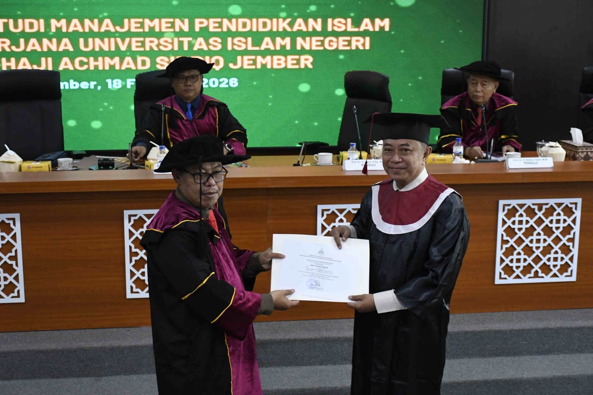 Bupati Bondowoso Raih Gelar Doktor Dengan Predikat Cumlaude
