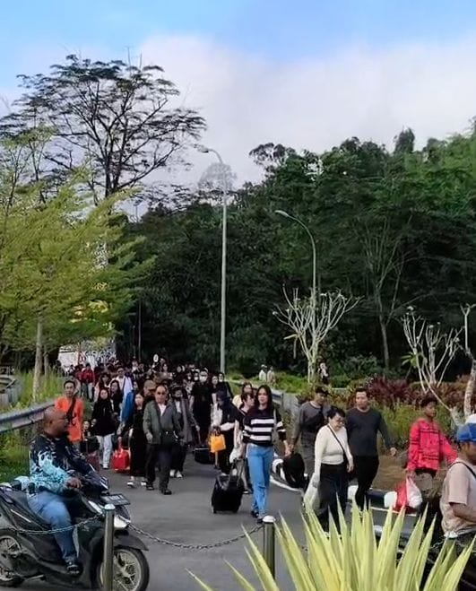 Pos Lintas Batas Negara Entikong Ramai Jelang Imlek