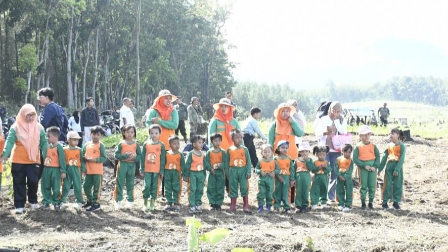 Insan Pers Bondowoso Lakukan Gerakan Sedekah Oksigen