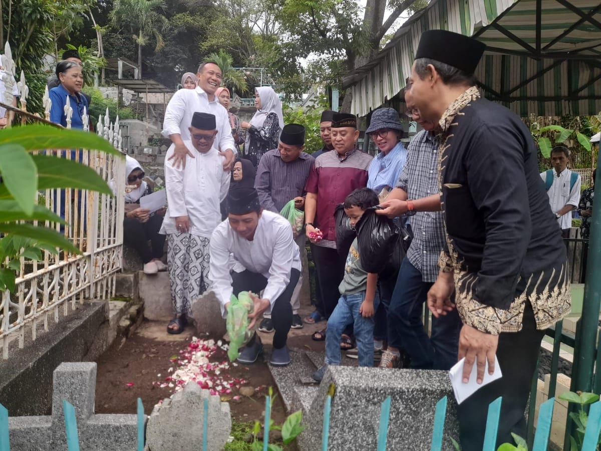 PWI Jateng Awali HPN Dengan Ziarah Kubur