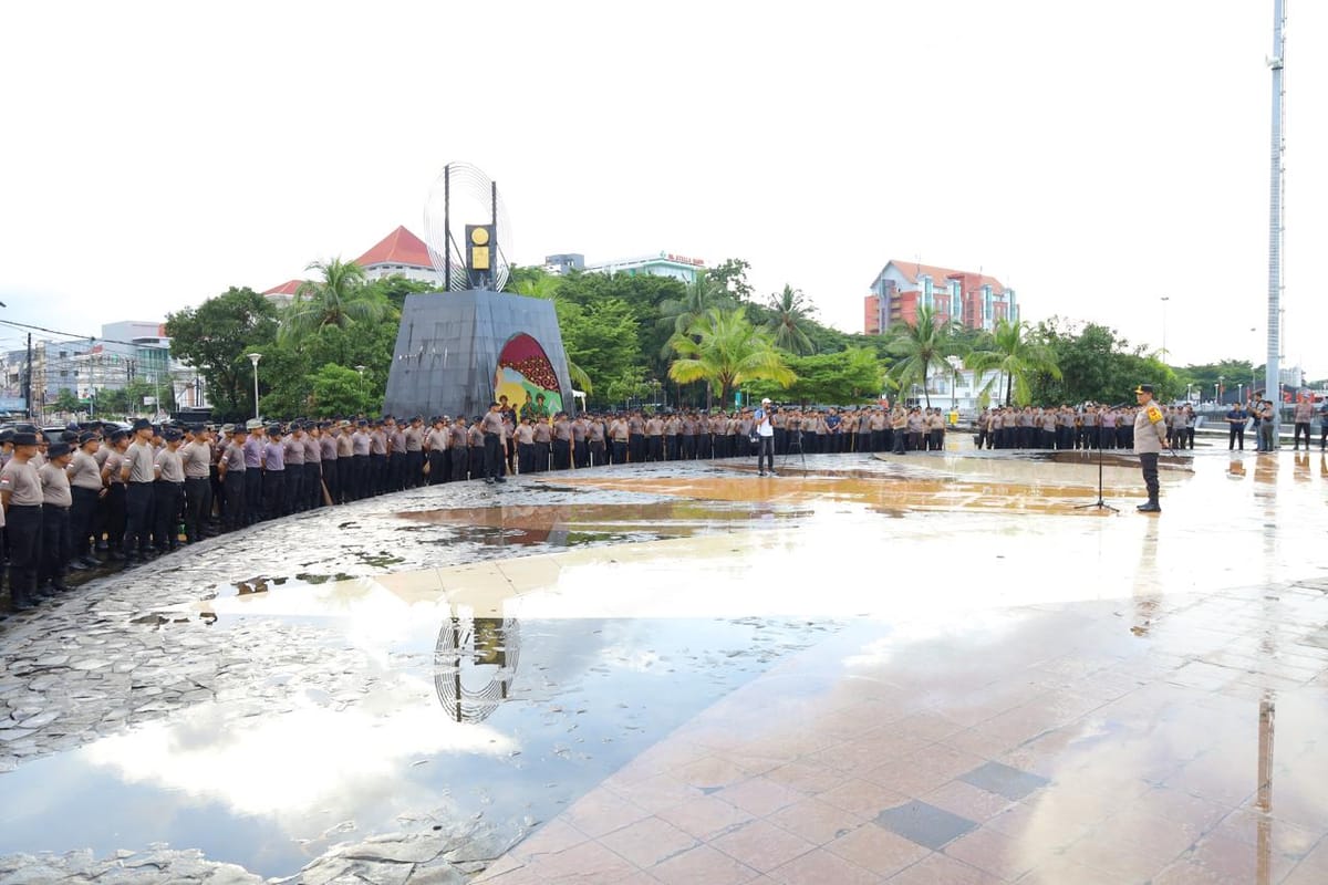 Polda Sulsel Gelar Bakti Sosial, Bersihkan Anjungan Pantai Losari