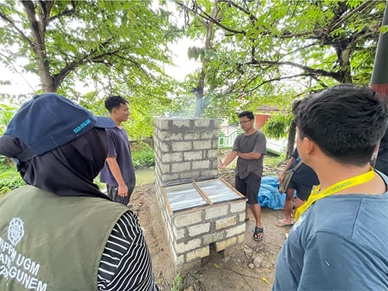 Mahasiswa KKN UGM Kenalkan Insinerator Pembakar Sampah Minim Asap