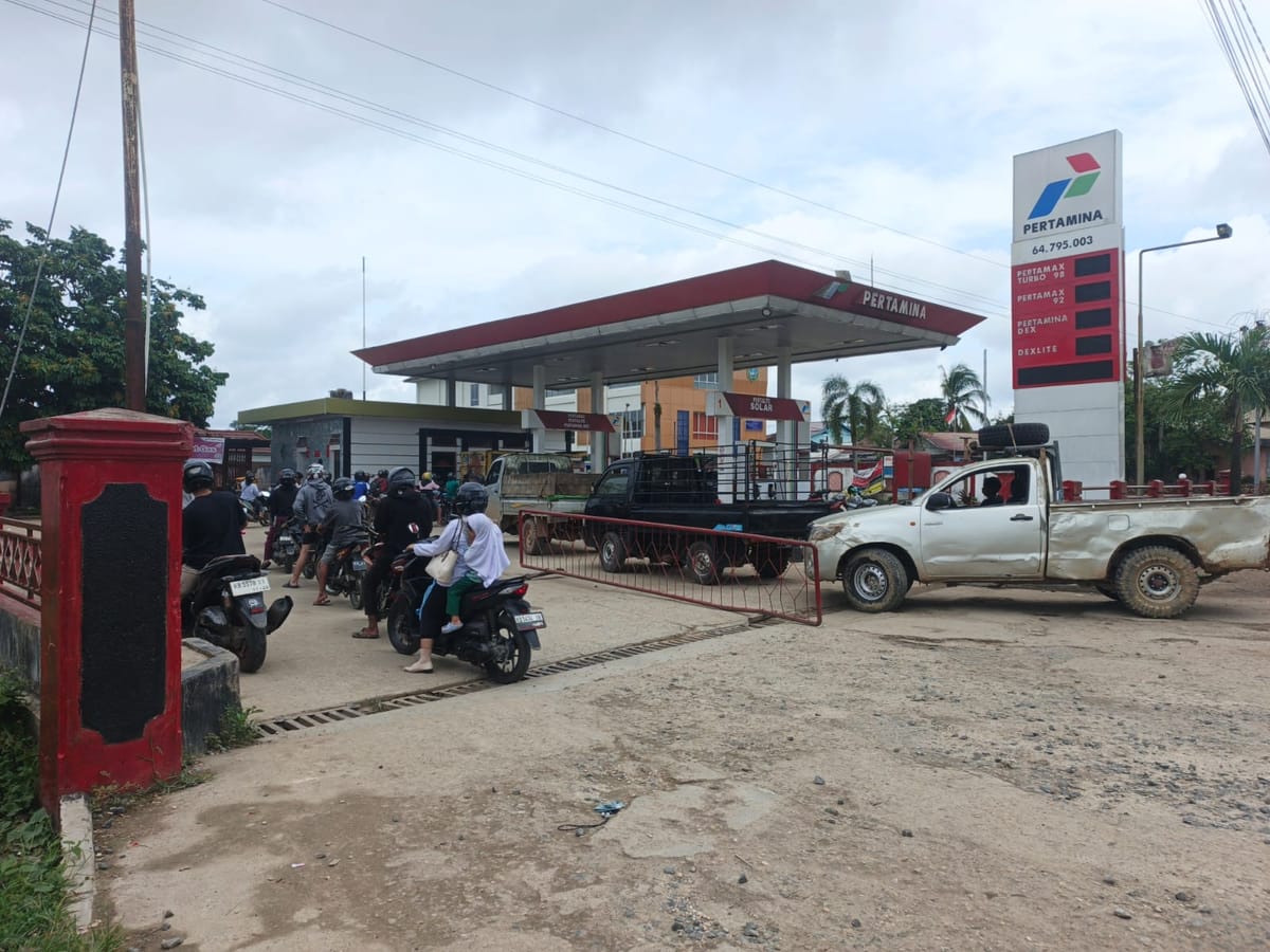 Sekadau Dilanda Antrean Panjang BBM, Suplai Tak Menentu Jelang Ramadan