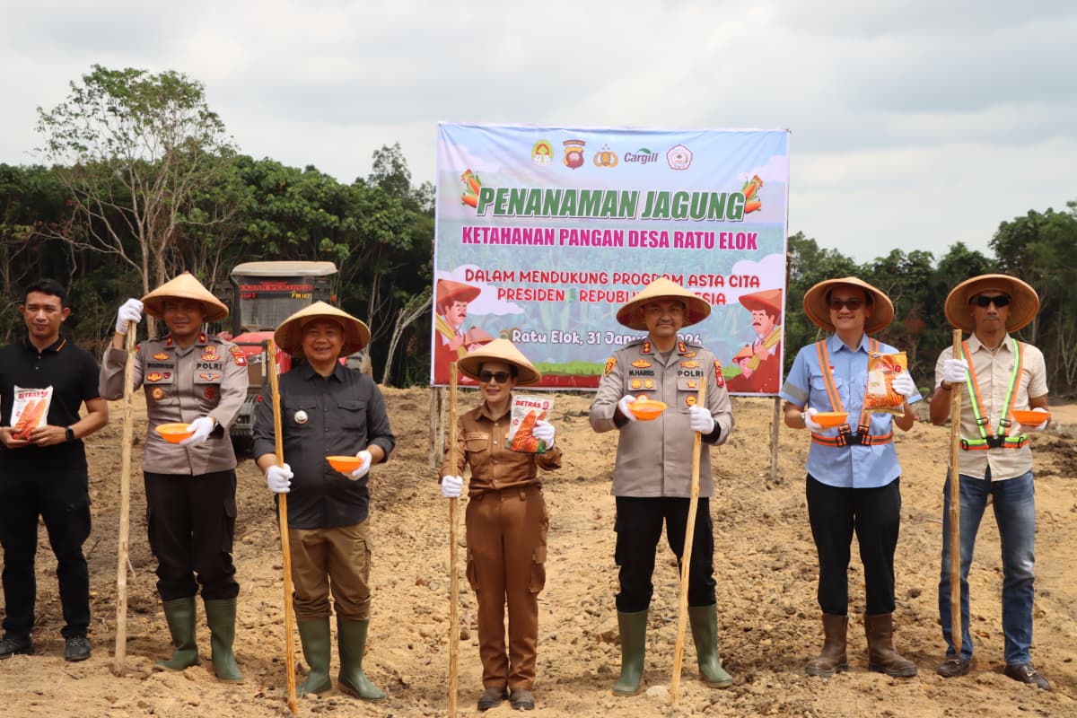 Dari Ladang Desa Ratu Elok, Aparat dan Petani Menanam Harapan Ketahanan Pangan