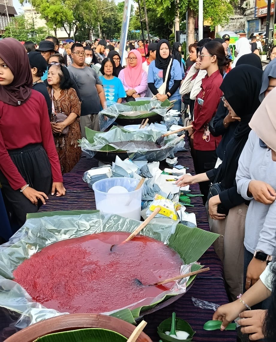 Warga Nikmati Gratis Jenang Manis Nan Lembut pada Pre even Festival Jenang Solo