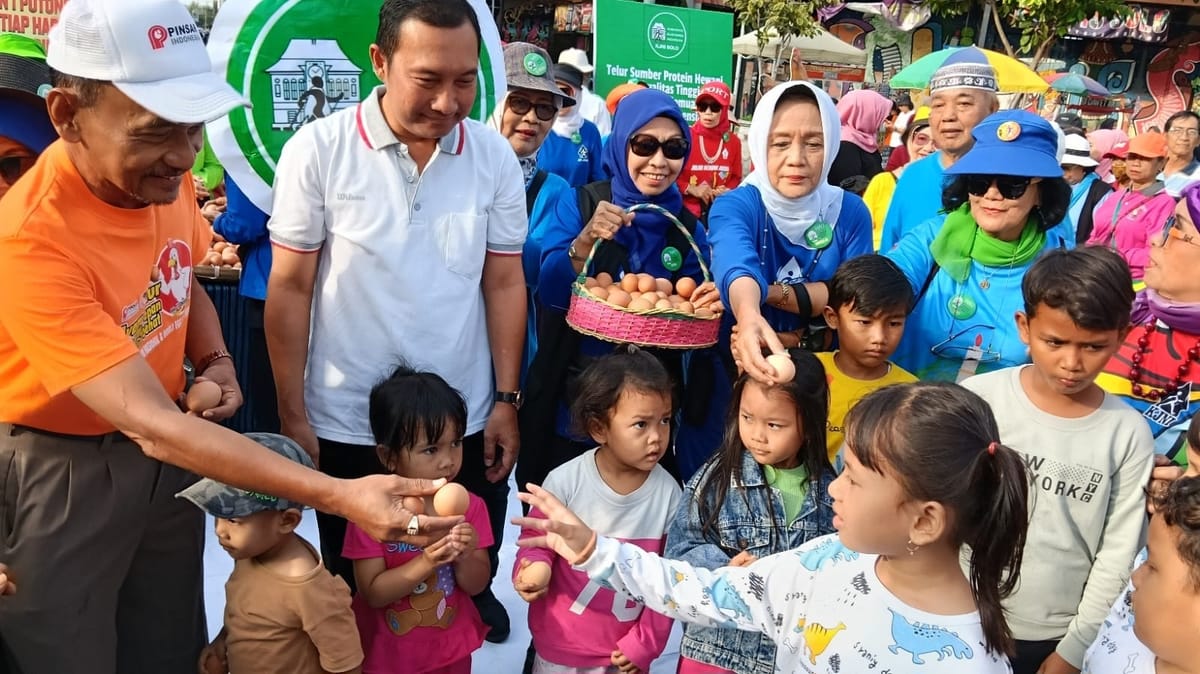 Warga Sambut Antusias Berbagi Telur Ramadhan di Solo
