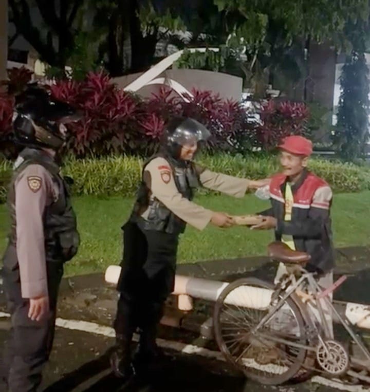 Tebar Kebaikan di Bulan Ramadan, Perintis Presisi Polres Gowa Berbagi Makan Sahur