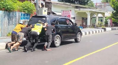 Polisi Sigap Bantu Pemudik, Kasat Lantas Polres Parepare Dorong Mobil Mogok di Tengah Jalan