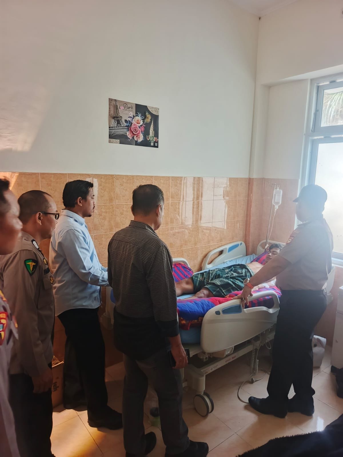 PJU Polres Selayar Jenguk Briptu Muhlis, Alami Luka Saat Amankan ODGJ Mengamuk