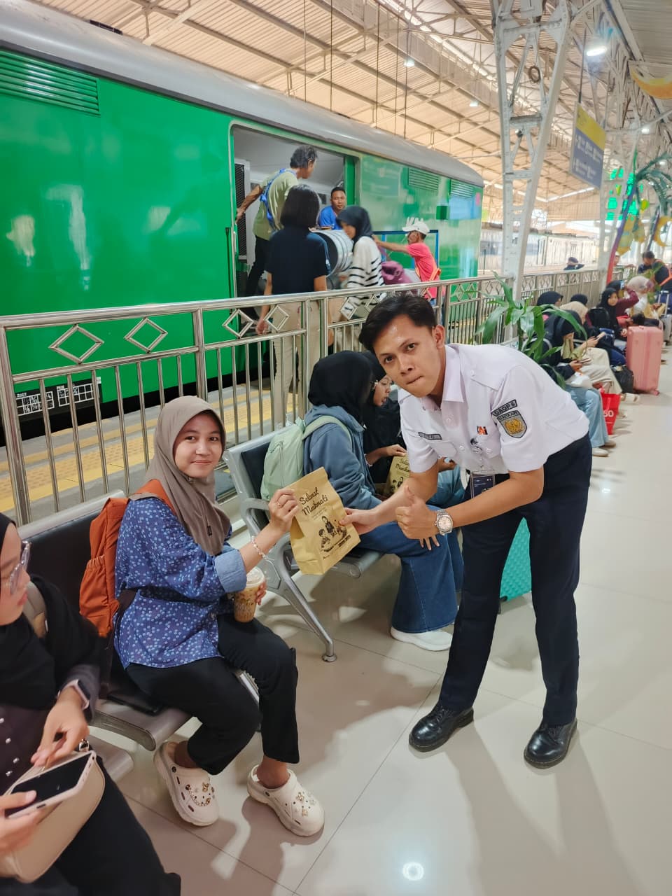 KAI Daop 5 Purwokerto Bagikan 1.700 Takjil Gratis bagi Penumpang KA saat Angkutan Lebaran