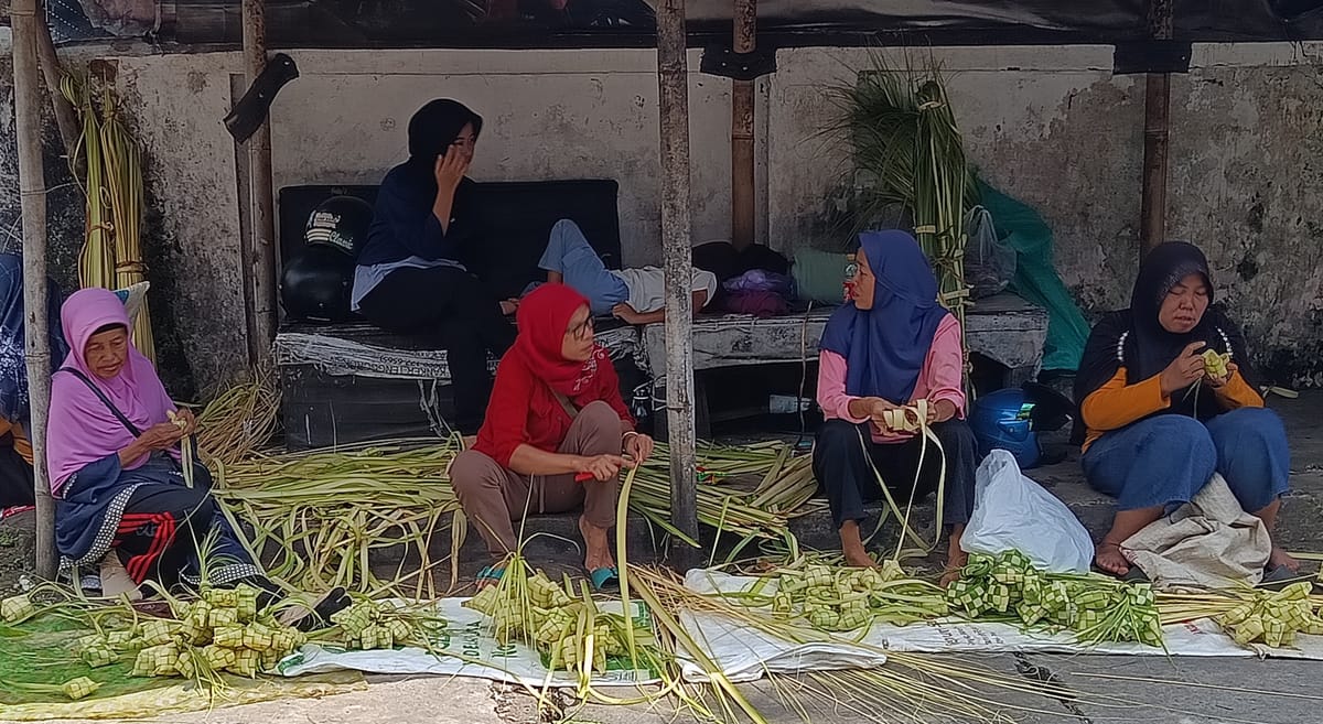 Anyaman Maaf Dibalik Sepotong Ketupat Lebaran