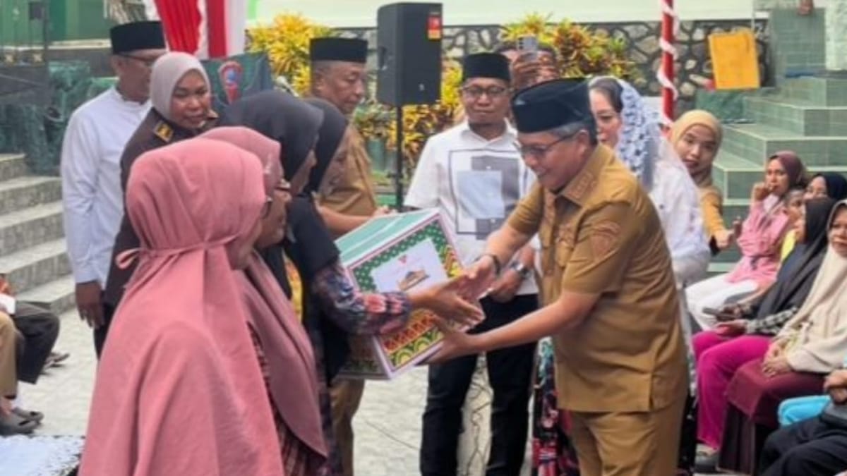 Safari Ramadan Wali Kota Ambon Salurkan 140 Paket Sembako