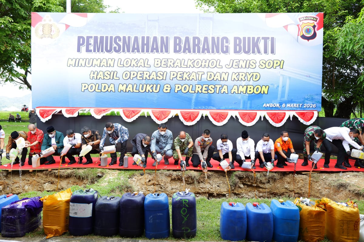 Menekan Potensi Konflik  Sosial Polda Maluku Musnahkan 5.856 Liter Sopi, di. Maluku